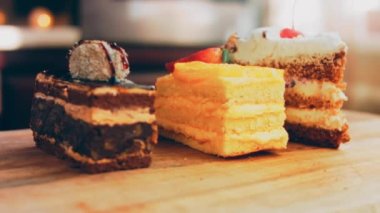 Eski usul bir pasta tepsisinde bir sürü pasta dilimi. Kaydırıcı ve makro atış.