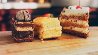 Eski usul bir pasta tepsisinde bir sürü pasta dilimi. Kaydırıcı ve makro atış.