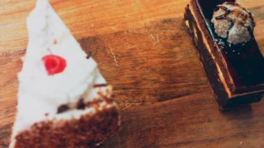 Eski usul bir pasta tepsisinde bir sürü pasta dilimi. Kaydırıcı ve makro atış.