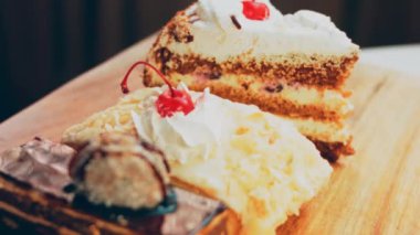 Eski usul bir pasta tepsisinde bir sürü pasta dilimi. Kaydırıcı ve makro atış.