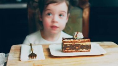 Eski usul bir pasta tepsisinde bir sürü pasta dilimi. Şef, kızların tatmasına farklı türde pasta getiriyor. Pelerinli kız pastayı sevmediğini gösteriyor..