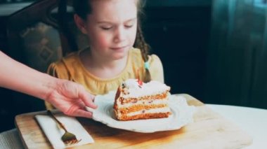 Eski usul bir pasta tepsisinde bir sürü pasta dilimi. Şef, kızların tatmasına farklı türde pasta getiriyor. Pelerinli kız pastayı sevmediğini gösteriyor..