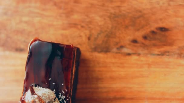 Pastel Chocolate Koldun Macro Diapositivas Tiro Utiliza Una Placa Retro — Vídeos de Stock
