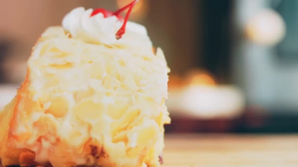 Retro Yemek Tepsisinde Böğürtlenlerle Yuvarlan Makro Kaydırma Atışı Pastanın Üzerinde — Stok video