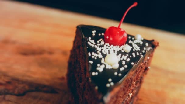 Cerise Gâteau Chocolat Sur Une Plaque Cuisson Rétro Gâteau Est — Video