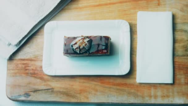 Шоколадный Торт Колдун Шеф Повар Ломает Кусок Торта Золотой Вилкой — стоковое видео