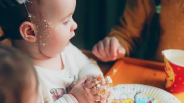 Годовая Вечеринка Честь Рождения Девочек Мама Принесла Тарелку Торта Сестры — стоковое видео