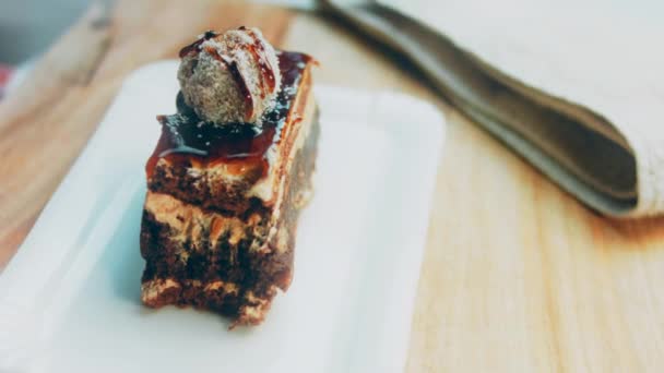 Шоколадный Торт Колдун Макро Слайд Шот Используется Ретро Плита — стоковое видео