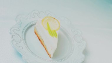 Retro tabakta limonlu cheesecake. Altın çatal ve bıçak kullan. Altın oran bileşimi.