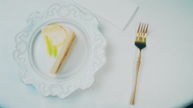 Retro tabakta limonlu cheesecake. Altın çatal ve bıçak kullan. Altın oran bileşimi.