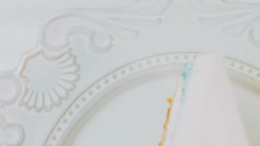 Retro tabakta limonlu cheesecake. Altın çatal ve bıçak kullan. Altın oran bileşimi.