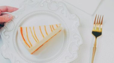 Retro tabakta karamel peynirli kek. Altın çatal ve bıçak kullan..