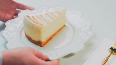 Retro tabakta limonlu cheesecake. Altın çatal ve bıçak kullan. Altın oran bileşimi.
