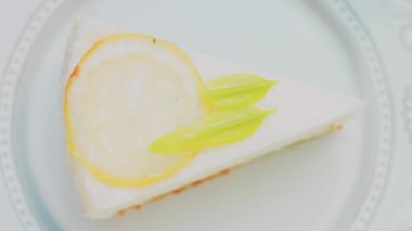 Retro tabakta limonlu cheesecake. Altın çatal ve bıçak kullan. Altın oran bileşimi.