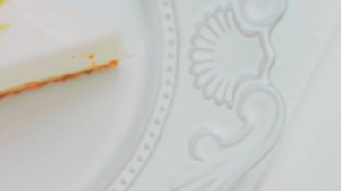 Retro tabakta limonlu cheesecake. Altın çatal ve bıçak kullan. Altın oran bileşimi.