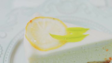 Retro tabakta limonlu cheesecake. Altın çatal ve bıçak kullan. Altın oran bileşimi.