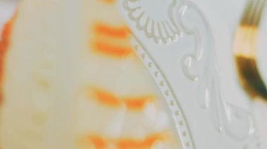 Retro tabakta karamel peynirli kek. Altın çatal ve bıçak kullan..