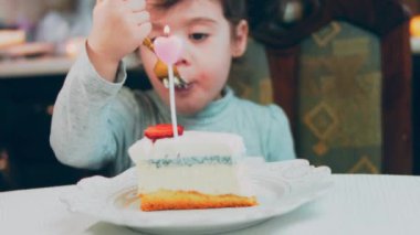 Retro tabakta karamel peynirli kek. Altın çatal ve bıçak kullan. Pastanın üzerindeki yanan mumu üfle. Doğum gününü kutluyoruz..