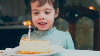 Retro tabakta karamel peynirli kek. Altın çatal ve bıçak kullan. Pastanın üzerindeki yanan mumu üfle. Doğum gününü kutluyoruz..