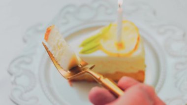 Retro tabakta limonlu cheesecake. Altın çatal ve bıçak kullan. Altın oran bileşimi.