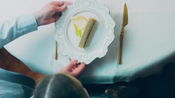 Citroncheesecake Retroplatta Använd Guldgaffel Och Kniv Flickan Äter Bit Tårta — Stockvideo