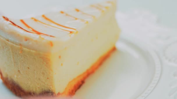 焦糖芝士蛋糕在复古盘上 用金叉和金刀 — 图库视频影像