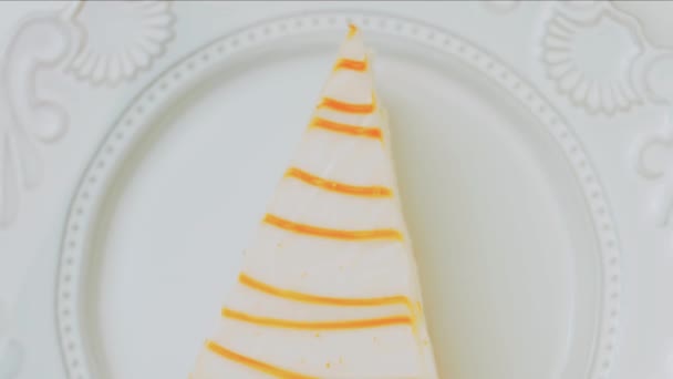 Karamell Käsekuchen Auf Einem Retro Teller Verwenden Sie Eine Goldgabel — Stockvideo