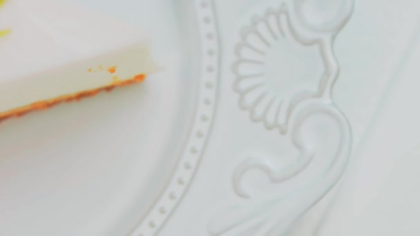 Torta Limone Piatto Retrò Usa Una Forchetta Coltello Oro Composizione — Video Stock