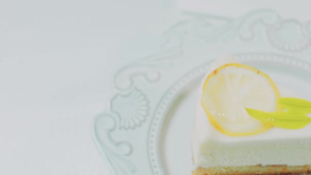 Torta Limone Piatto Retrò Usa Una Forchetta Coltello Oro Composizione — Video Stock