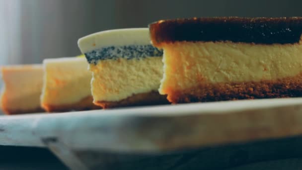 Quatro Tipos Cheesecake Organizados Uma Fileira Controle Deslizante Macro Tiro — Vídeo de Stock