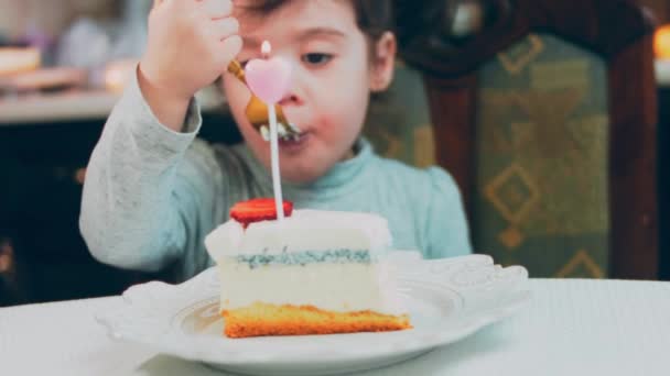 Gâteau Caramel Dans Une Assiette Rétro Utilisez Une Fourchette Couteau — Video