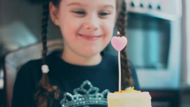柠檬芝士蛋糕在复古盘上 用金叉和刀 这个女孩正在用叉子吃一块蛋糕 后面的那个女孩在玩得很开心 我们庆祝生日 慢动作 — 图库视频影像