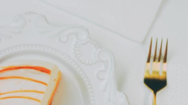 Cheesecake Caramello Piatto Retrò Usa Una Forchetta Coltello Oro — Video Stock