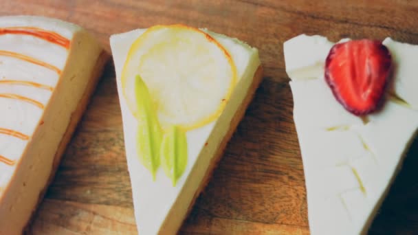 Quatre Sortes Cheesecake Disposés Une Rangée Tir Slider Macro Tableau — Video