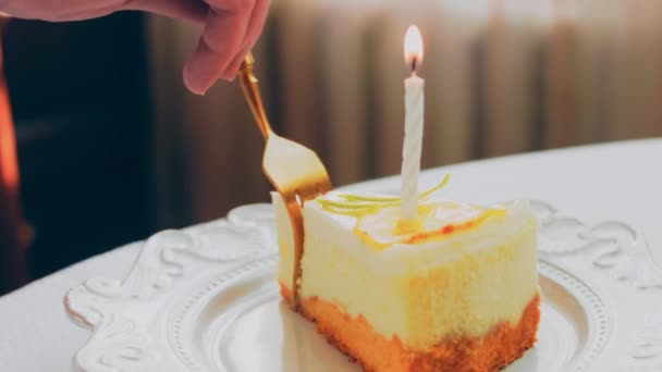 レトロなプレートの上にレモンチーズケーキ 金のフォークとナイフを使用してください 黄金比の構成 — ストック動画