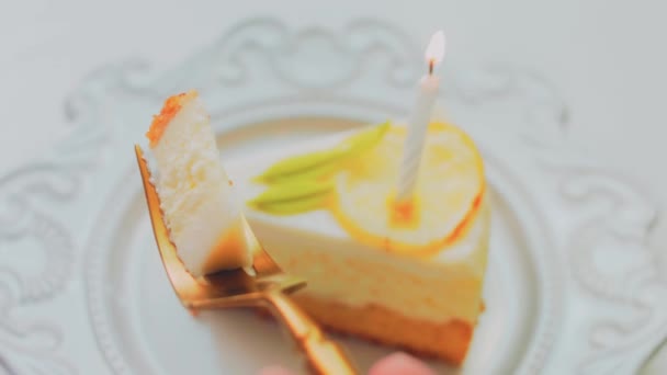 Tarta Limón Con Queso Plato Retro Usa Tenedor Oro Cuchillo — Vídeo de stock