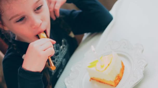 Gâteau Citron Dans Une Assiette Rétro Utilisez Une Fourchette Couteau — Video