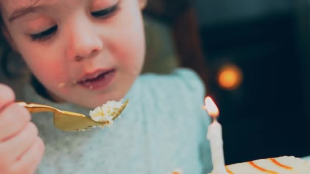 Cheesecake Caramello Piatto Retrò Usa Una Forchetta Coltello Oro Spegni — Video Stock
