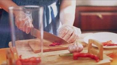 Process of preparing Chili Sauce.
