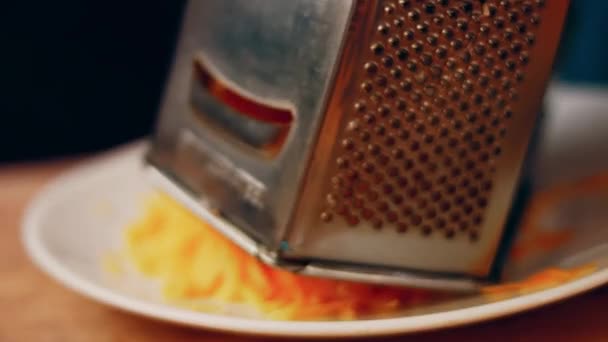 Proses Menyiapkan Irresistible Chili Cheese Hot Dogs Rasa Masakan Usa — Stok Video