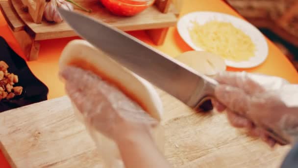 Process Preparing Irresistible Chili Cheese Hot Dogs Taste Usa Cuisine — Αρχείο Βίντεο