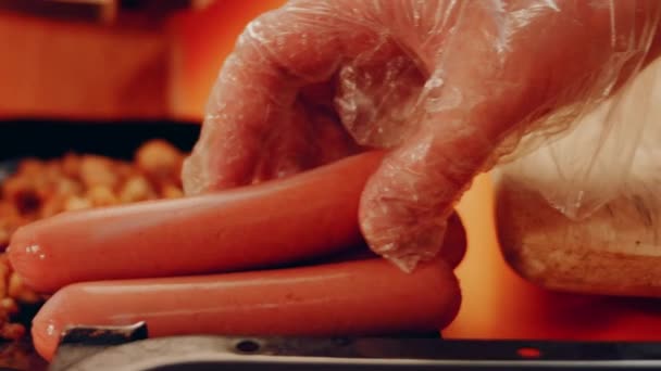 Process Preparing Irresistible Chili Cheese Hot Dogs Taste Usa Cuisine — стоковое видео