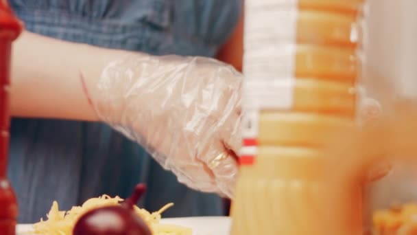 Process Preparing Irresistible Chili Cheese Hot Dogs Taste Usa Cuisine — Vídeo de Stock