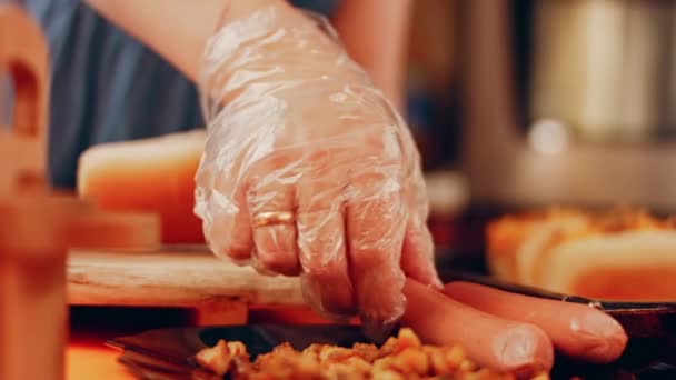 Process Preparing Irresistible Chili Cheese Hot Dogs Taste Usa Cuisine — Vídeos de Stock