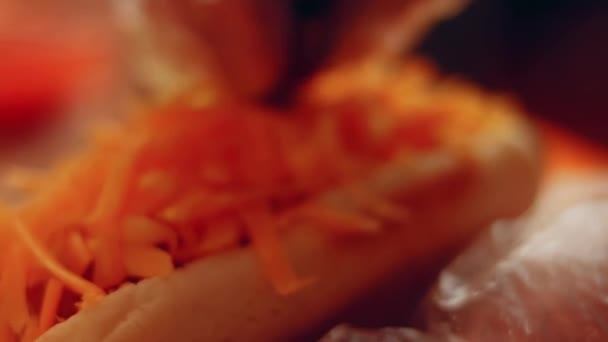 Process Preparing Irresistible Chili Cheese Hot Dogs Taste Usa Cuisine — 图库视频影像