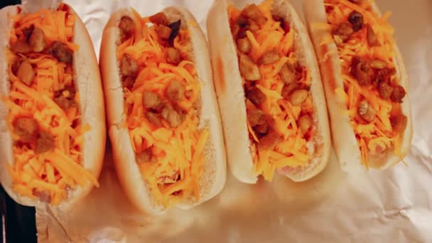 Process Preparing Irresistible Chili Cheese Hot Dogs Taste Usa Cuisine — Stok video