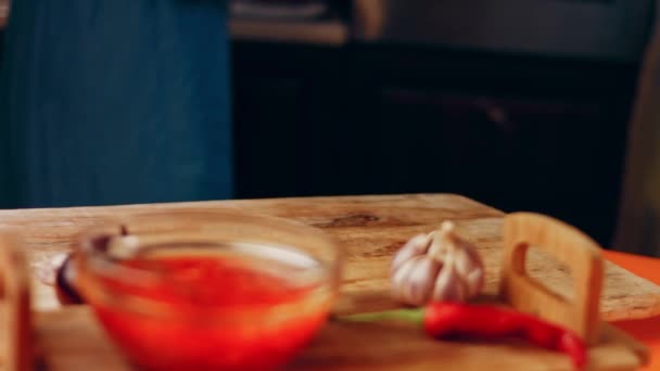 Proses Menyiapkan Irresistible Chili Cheese Hot Dogs Rasa Masakan Usa — Stok Video