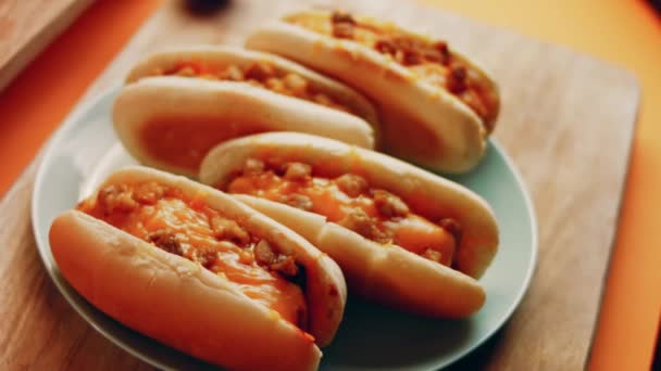 Process Preparing Irresistible Chili Cheese Hot Dogs Taste Usa Cuisine — Stock Video