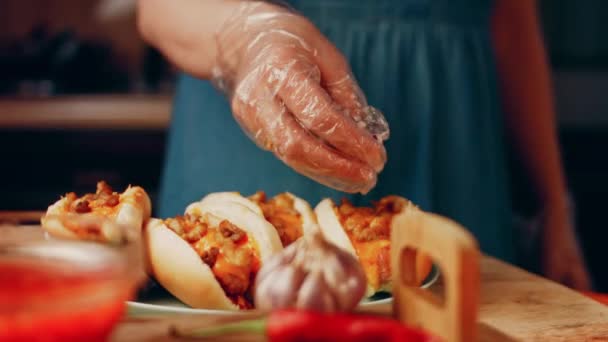 Процес Приготування Непереборного Чилі Сиру Гарячі Собаки Смак Американської Кухні — стокове відео