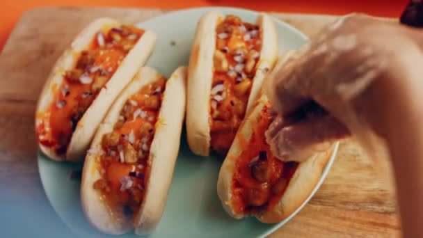 Process Preparing Irresistible Chili Cheese Hot Dogs Taste Usa Cuisine — Vídeos de Stock